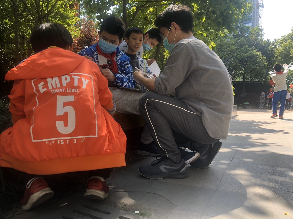 认真做风筝.JPG
