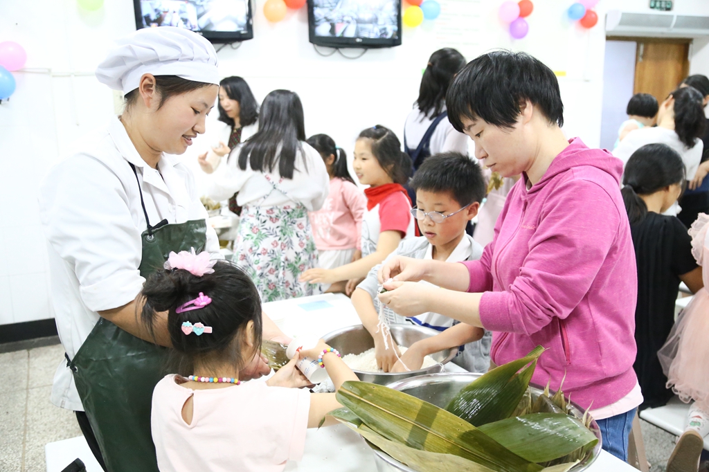 20170525端午节教工家庭“包粽子 (1).JPG