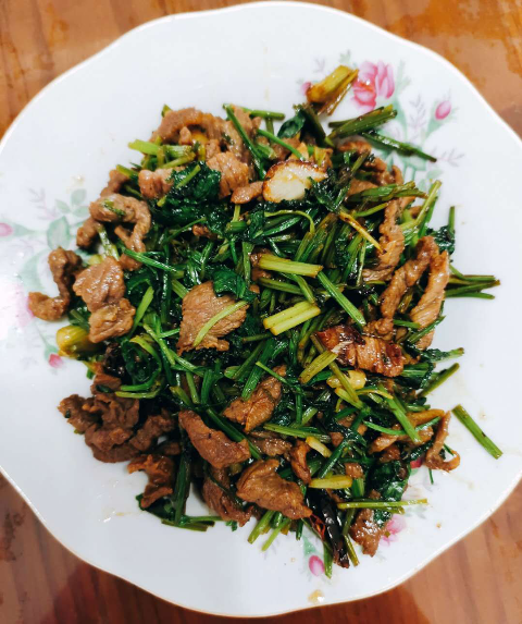 701班 田浩明 芹菜炒牛肉2.png