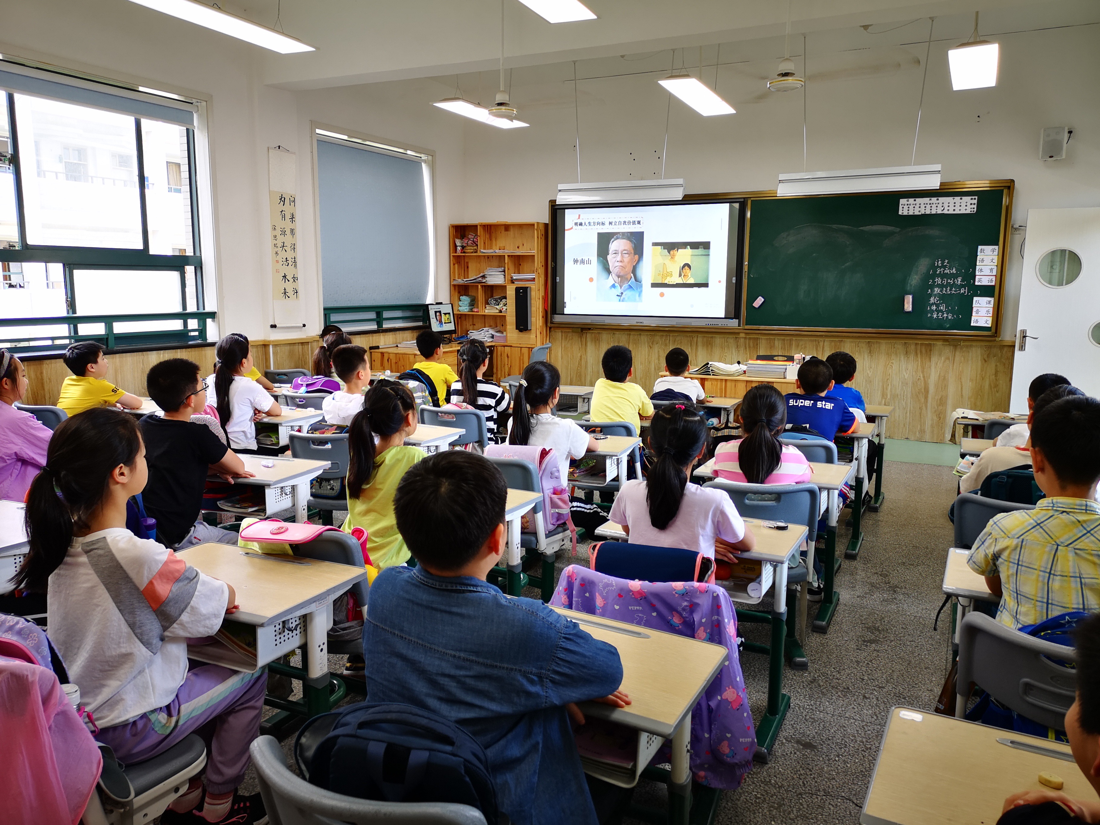 学生观看视频.JPG