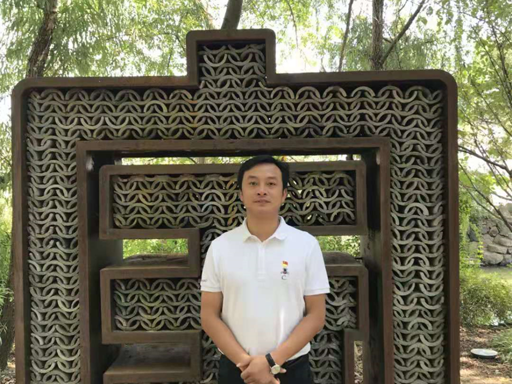 张冠军，市优秀教师_副本.jpg