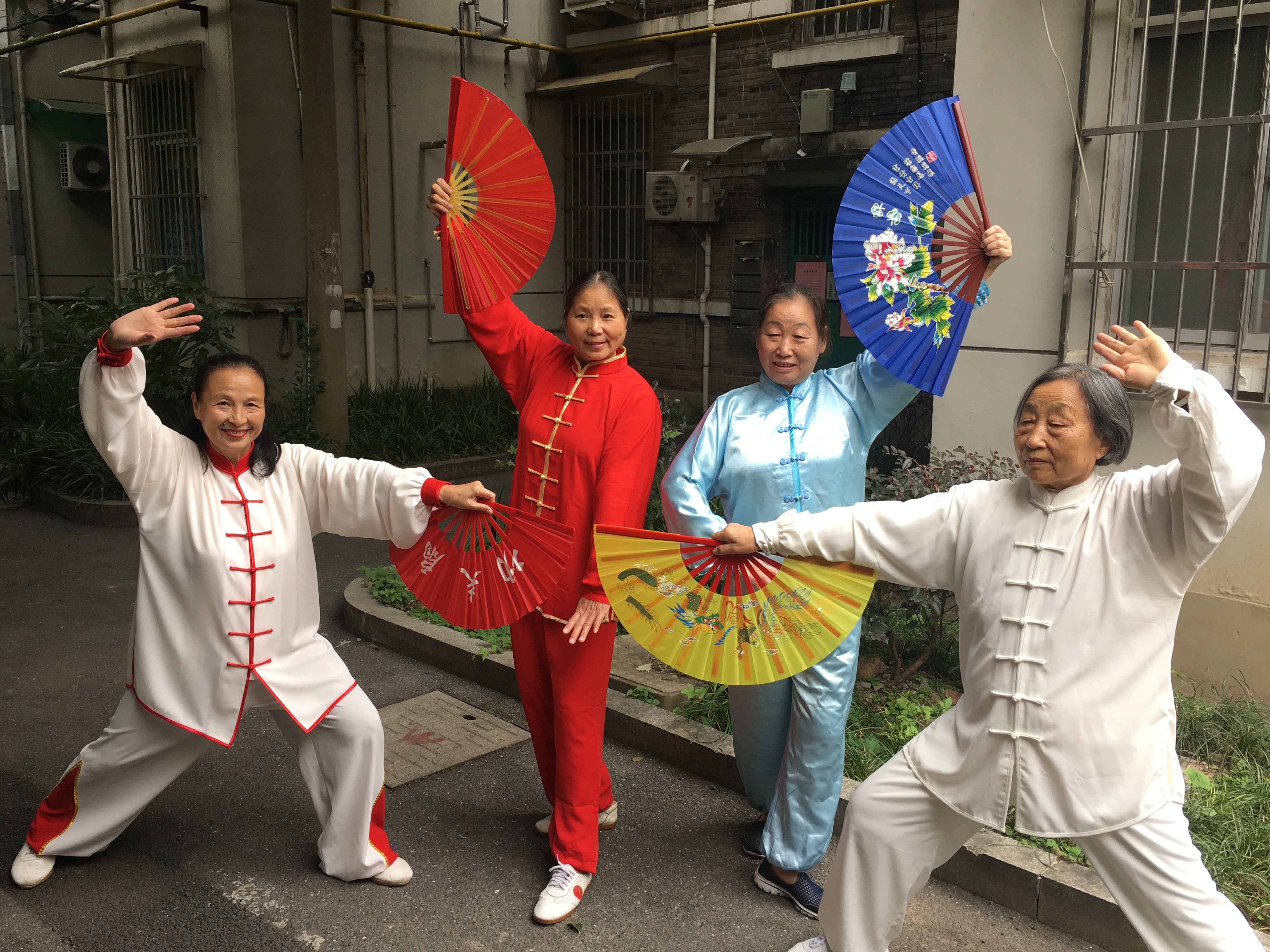 宝石社区太极划圆中华武，扇影翩翩婆娑舞4.JPG
