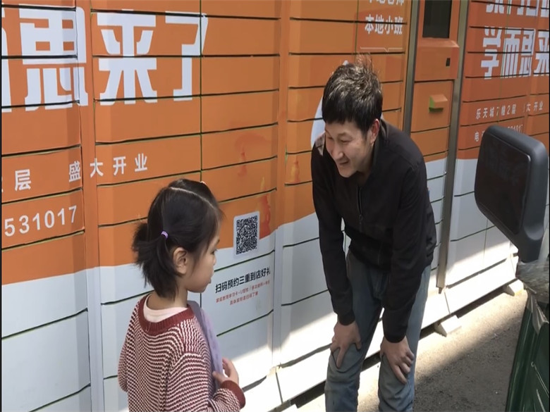 跟快递员叔叔做宣传.jpg