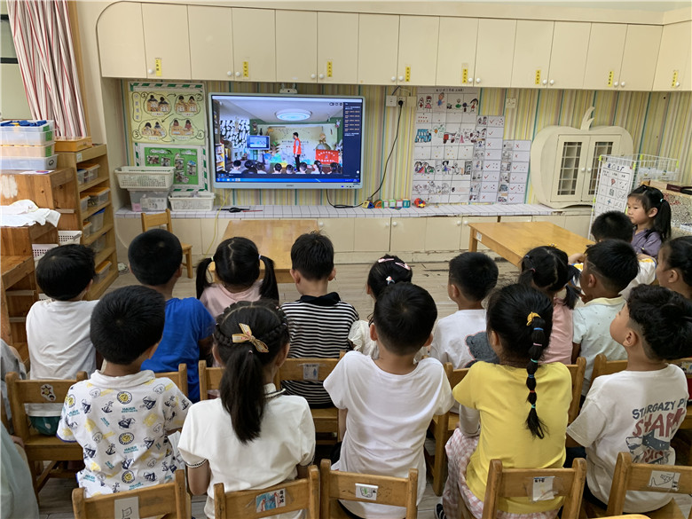 孩子们观看视频.jpg