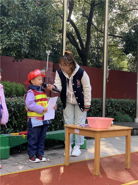 小小消防员.jpg
