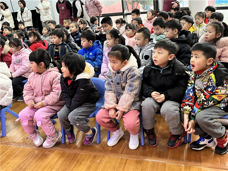 小朋友们参与互动.jpg