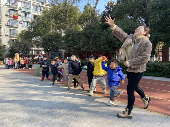 投掷场上的健将们正在发挥自己最大的本领.jpg