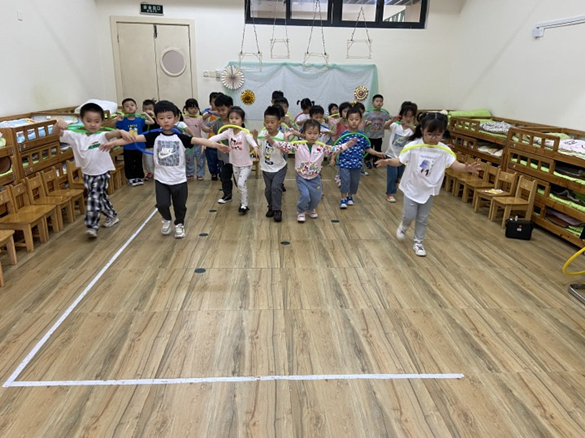 戴上游泳圈，学一学小动物游泳.jpg