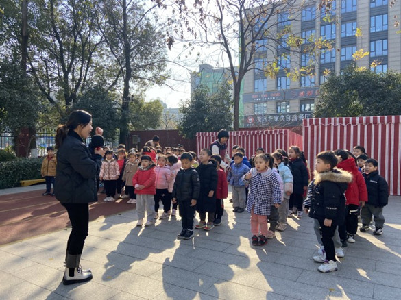 小朋友们高喊班级的口号.jpg
