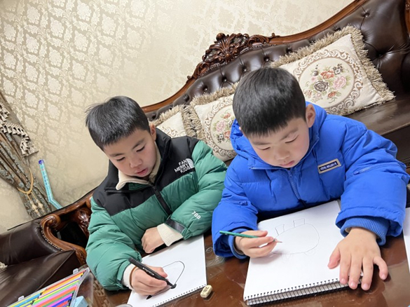 哥哥和我一起参加见面会.jpg