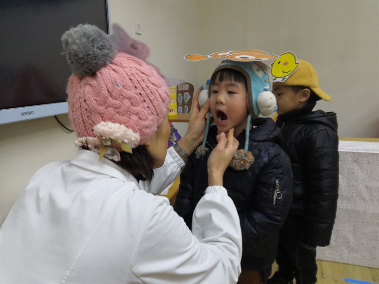 小猫医生给小动物们检查牙齿。.jpg