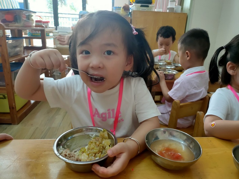 小朋友在吃饭.jpg