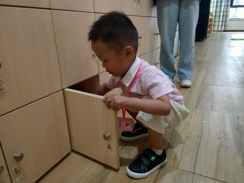 小朋友在放书包.jpg