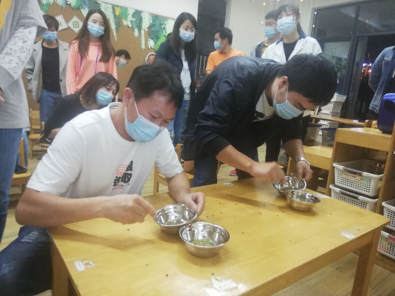 家长们正热火朝天的进行游戏呢！_副本.jpg