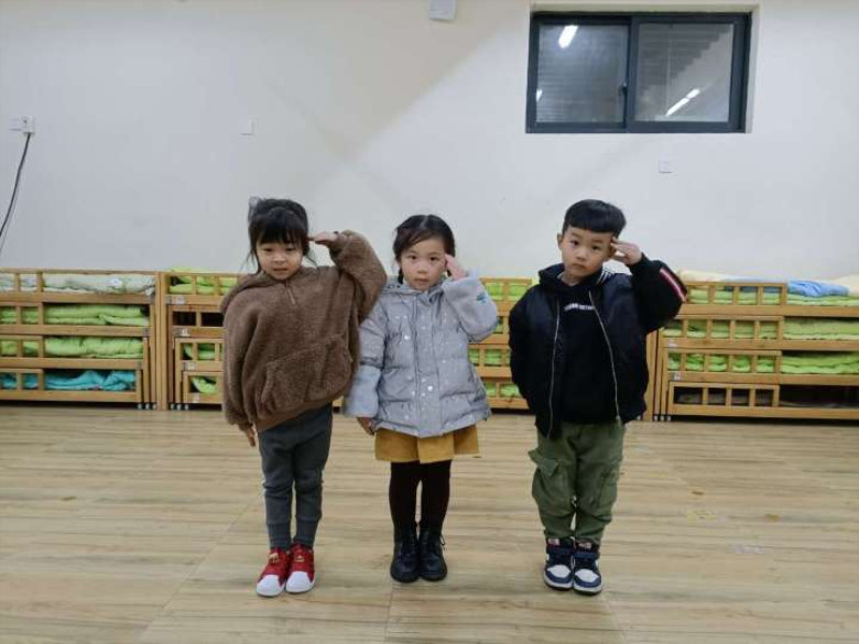 我来学一学解放军叔叔.jpg
