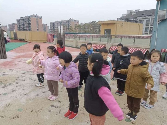 孩子们在做热身运动。.jpg