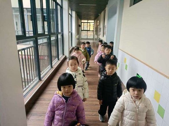 孩子们在走廊上慢慢走。.jpg