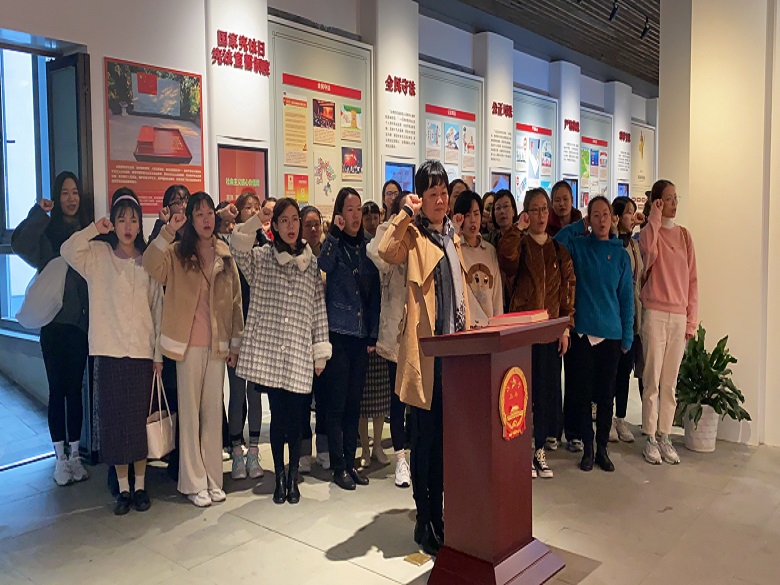 全体老师重温誓词.JPG