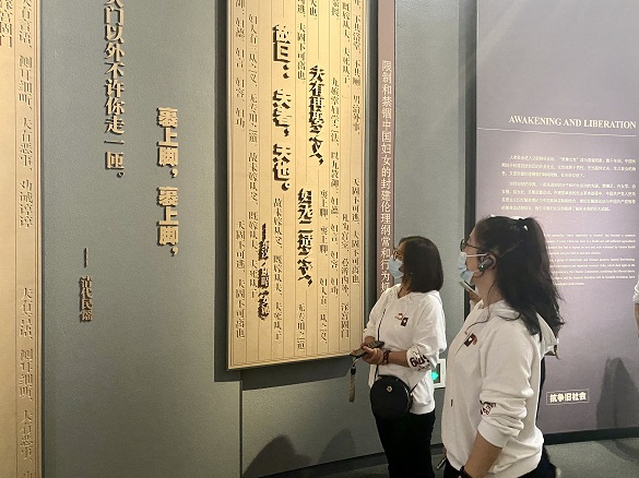 场内参观.JPG