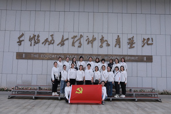 全体教师合影留念.JPG