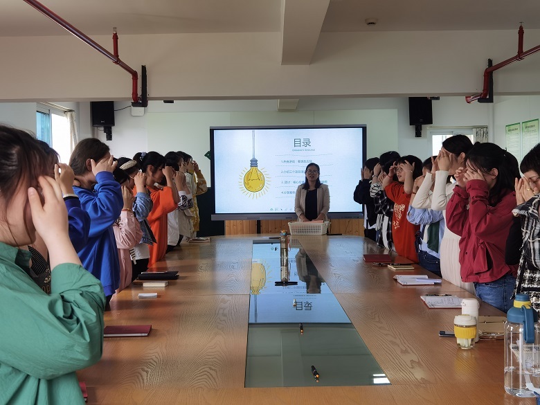 老师们热身运动中。.jpg