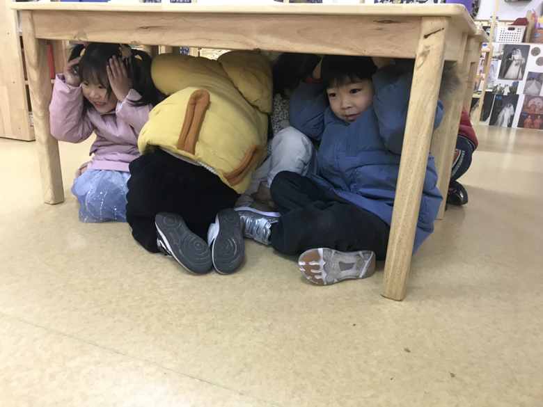 躲进桌子底_副本.jpg