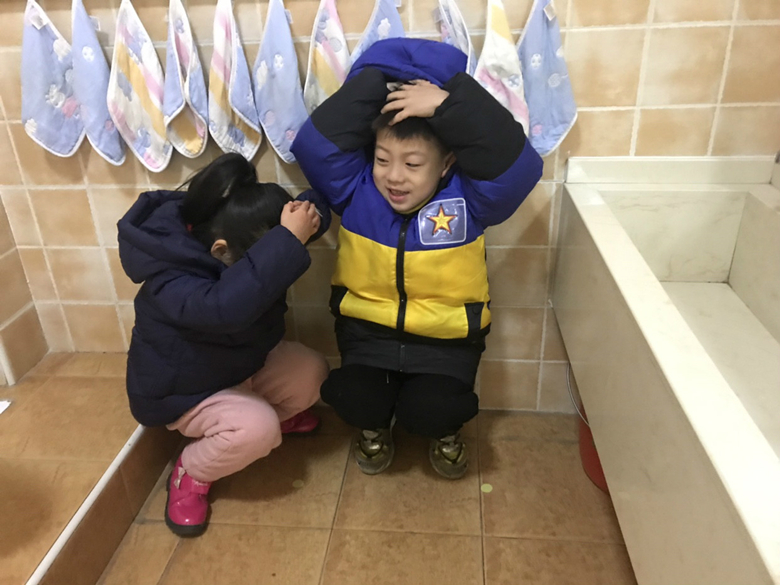 躲在三角区_副本.jpg
