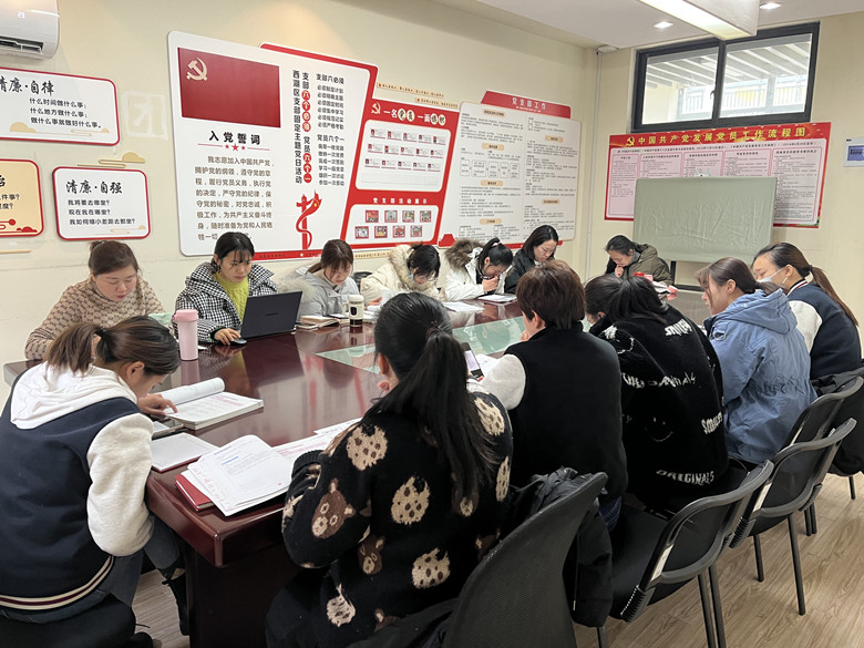 老师们进行分享讨论.jpg