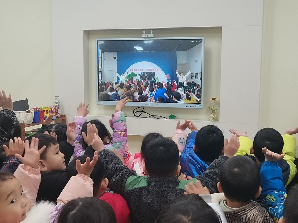 开学第一天 我们再次唱响园歌.jpg