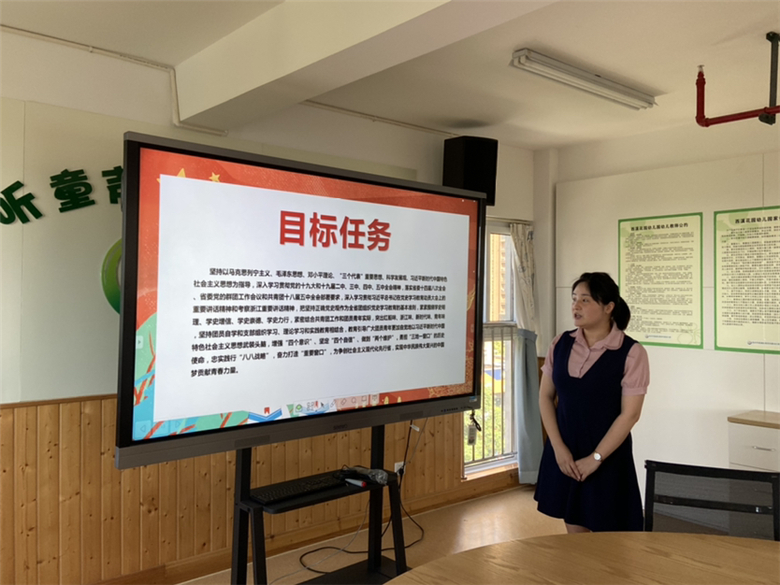 1.高老师带领大家进行理论学习.jpg