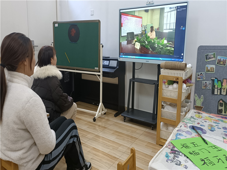 3.竞舟园区的团员老师们在进行学习.jpg