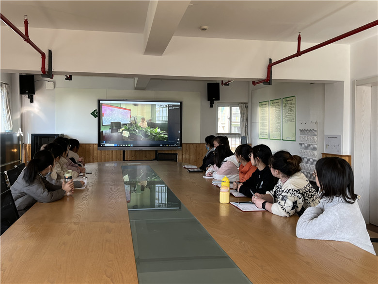 2.都市阳光园区的团员老师在进行学习.jpg