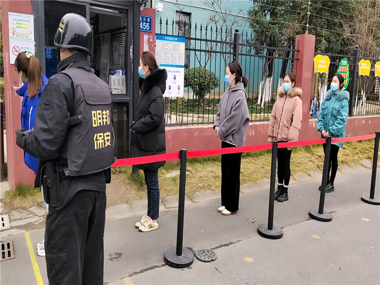 2.团员老师扮演家长离园排队接送.jpg