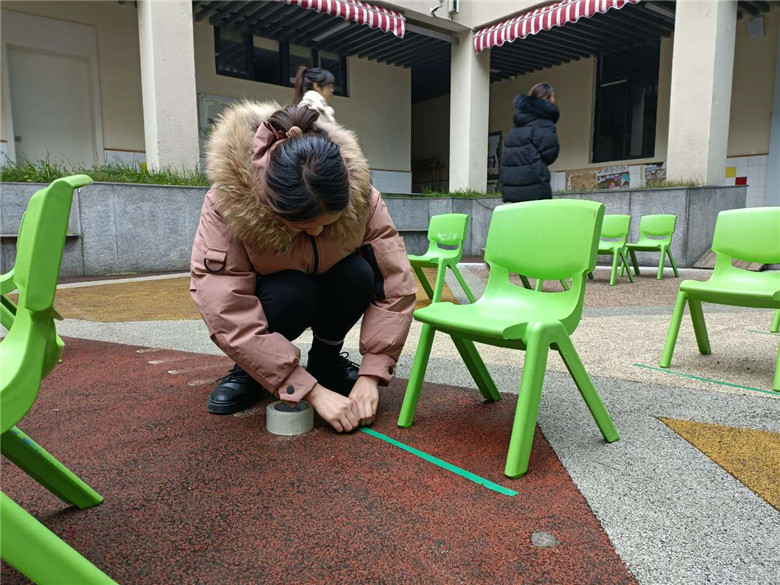1.团员老师精心布置拍摄场地.jpg