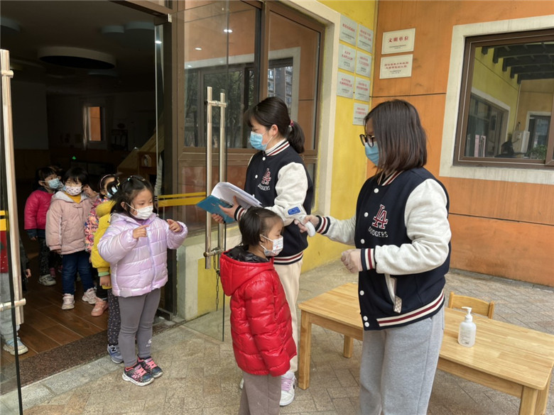 3.团员老师为幼儿测量体温.jpg