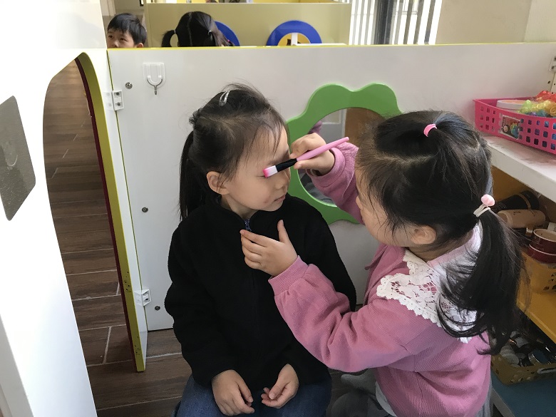 眼睛上也要涂点眼影，舒不舒服？.jpg
