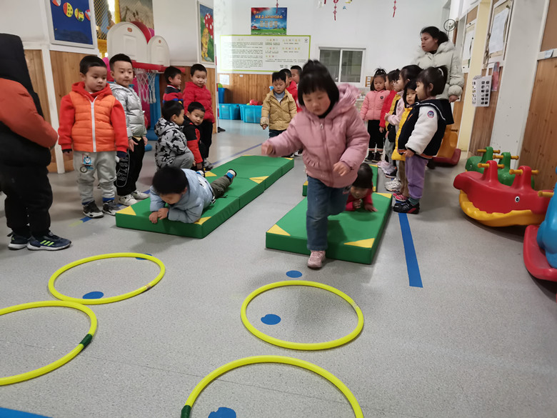 热闹的钻爬活动_副本.jpg