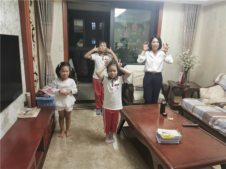 和家长一起玩游戏.jpg