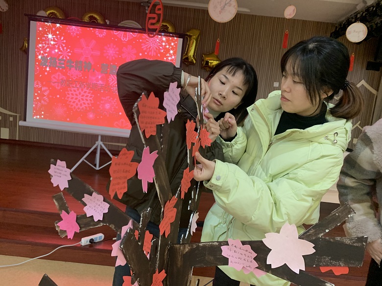贴小红花.jpg