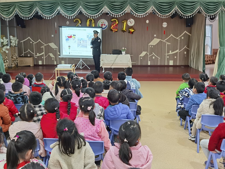 曹警官讲话.jpg