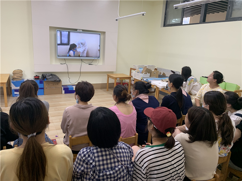 老师们学习疫情防控视频.jpg