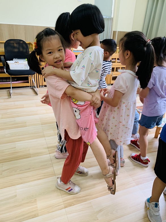 用我的大力气抱起妹妹.JPG