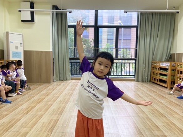 我用小手模仿月亮。.jpg
