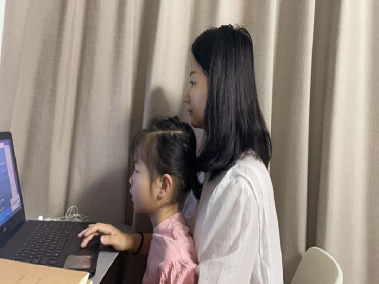 家长和幼儿在家观看家长会直播.png