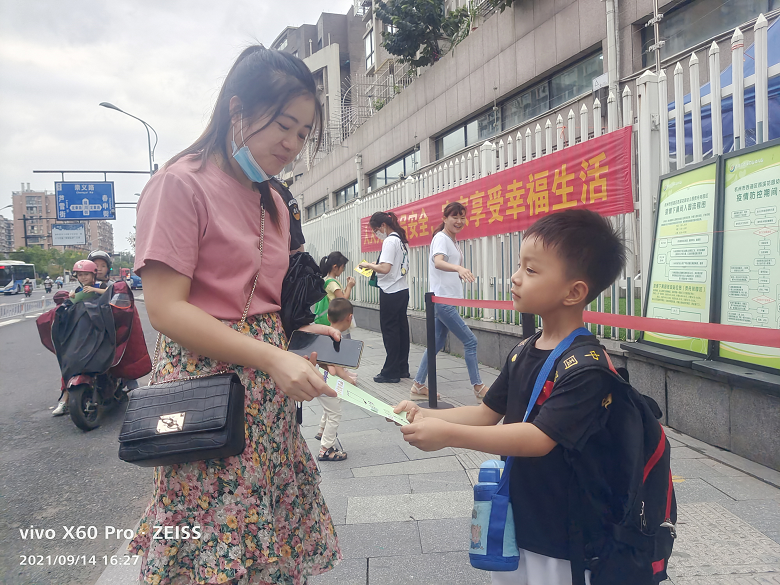小朋友绘制邀请卡送给爸爸妈妈.png