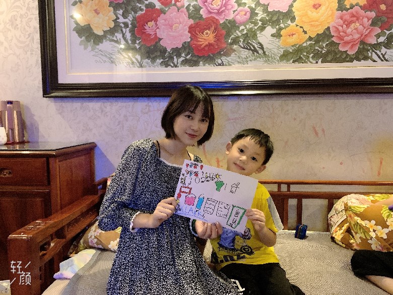孩子们邀请妈妈参加家长会.JPEG