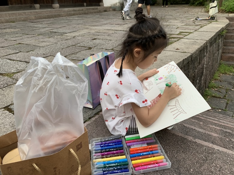 大班小朋友的西溪美景写生.jpg