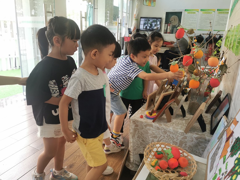 小朋友们参观展览.jpg