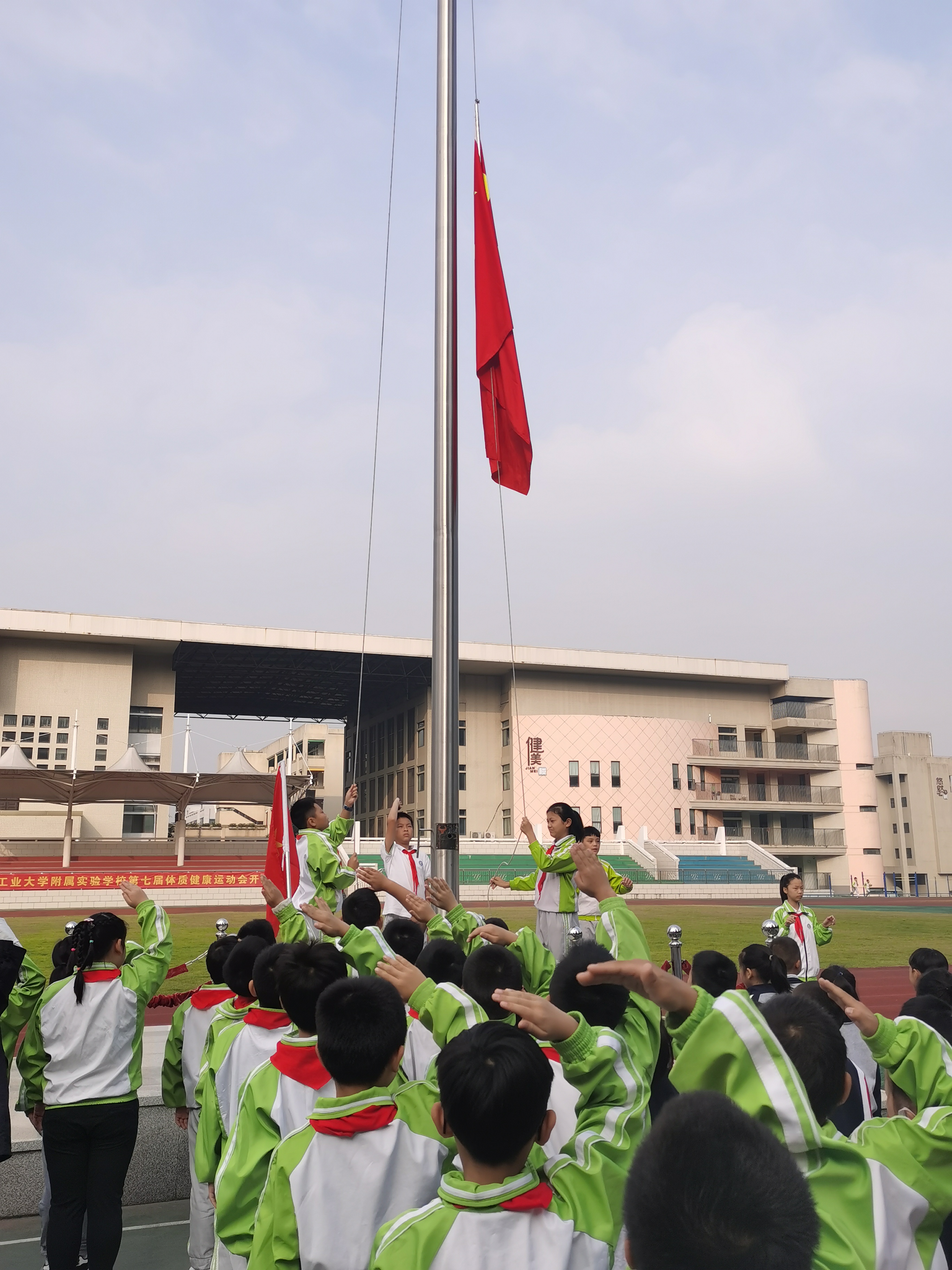 向国旗敬礼.jpg