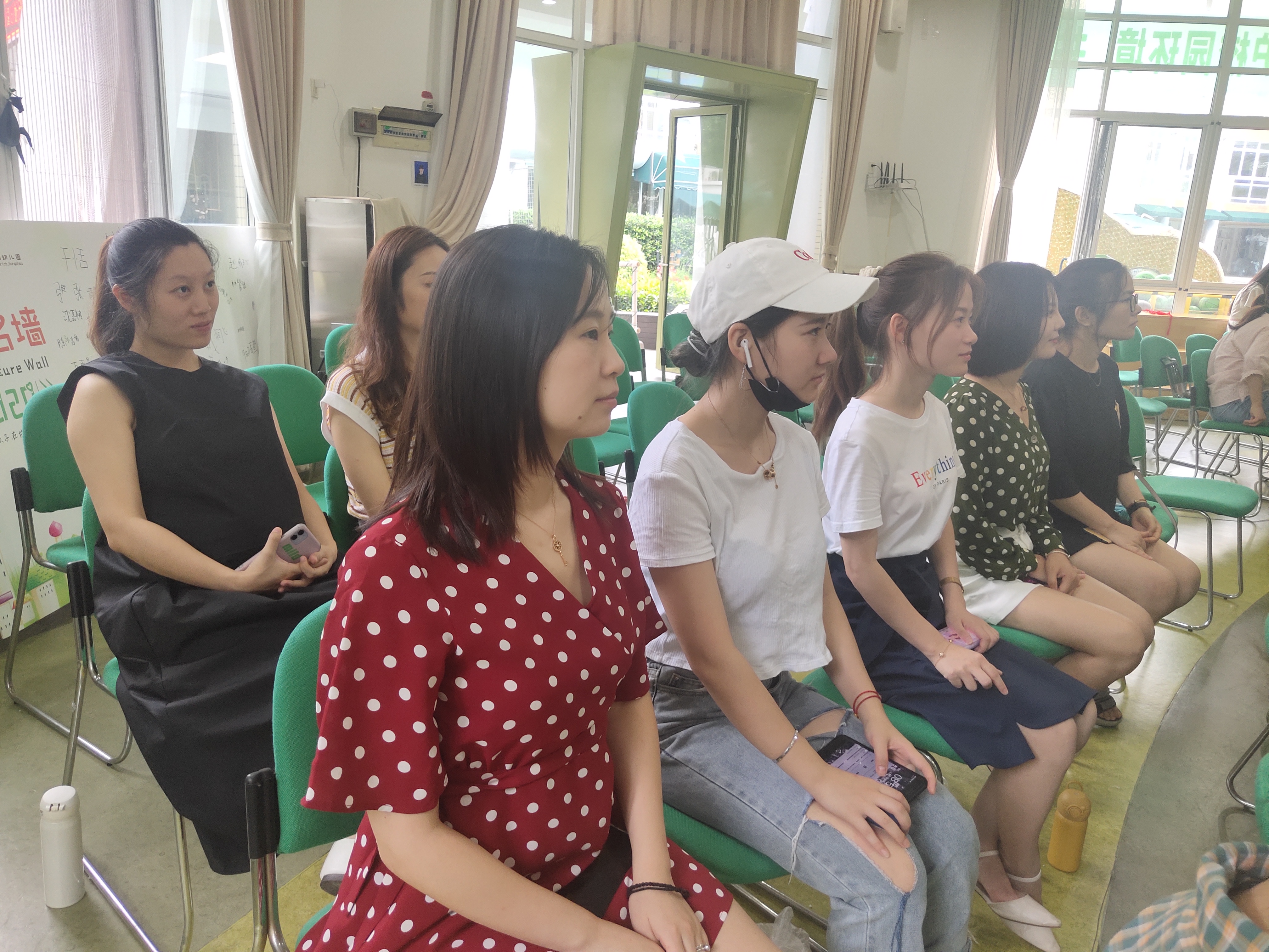 教师认真观看2.JPG